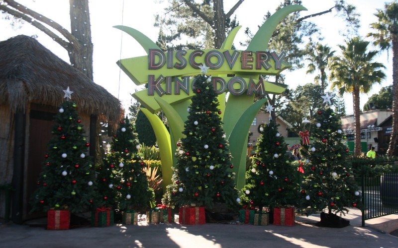 2 men caught passing fake bills at 6 Flags