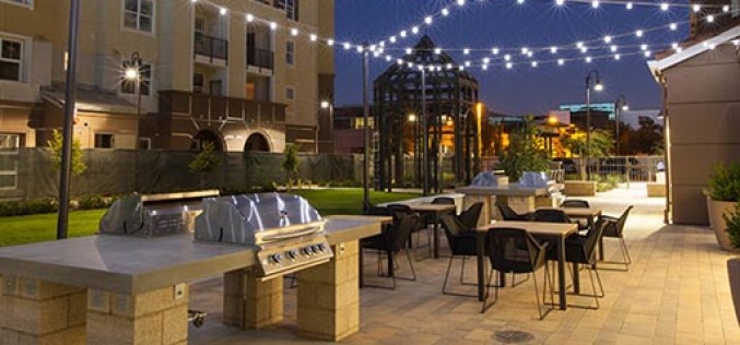 Female prostitute entices victim before husband commits robbery