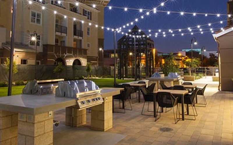 Female prostitute entices victim before husband commits robbery